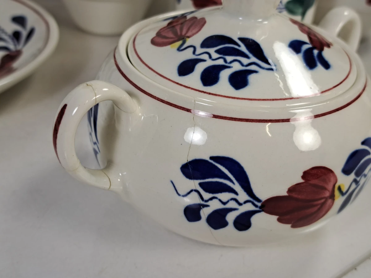 Boch servies met bloemmotief, compleet set