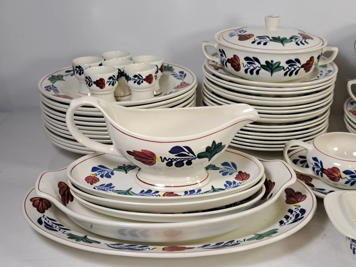 Boch servies met bloemmotief, compleet set