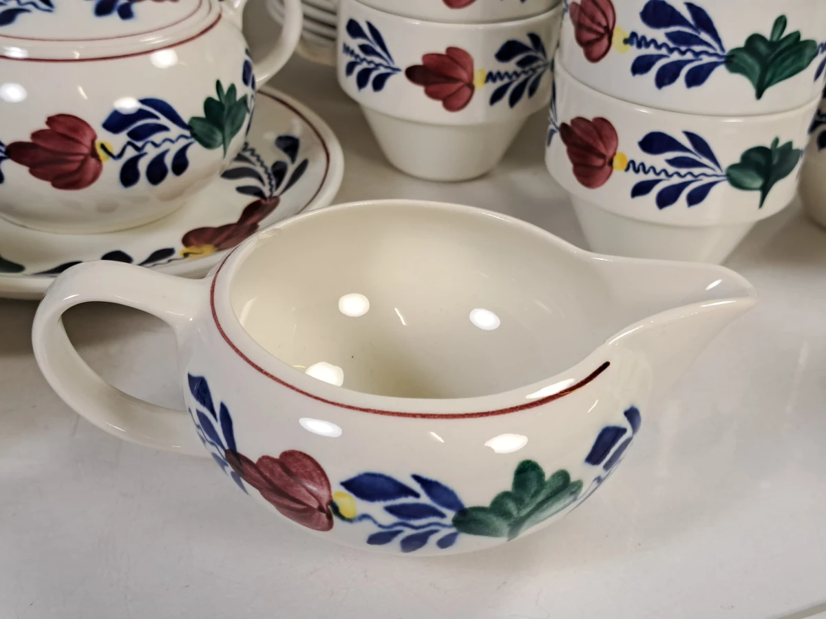 Boch servies met bloemmotief, compleet set