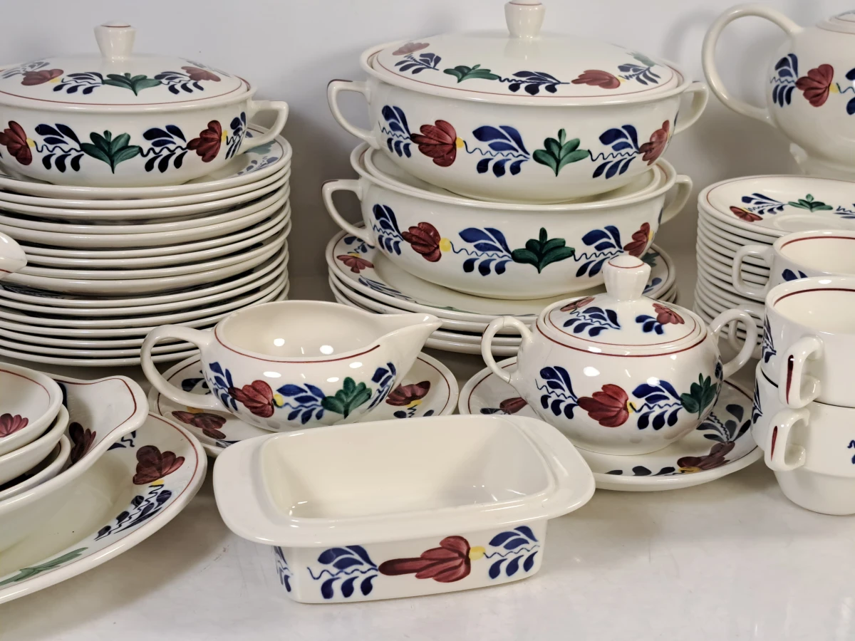 Boch servies met bloemmotief, compleet set