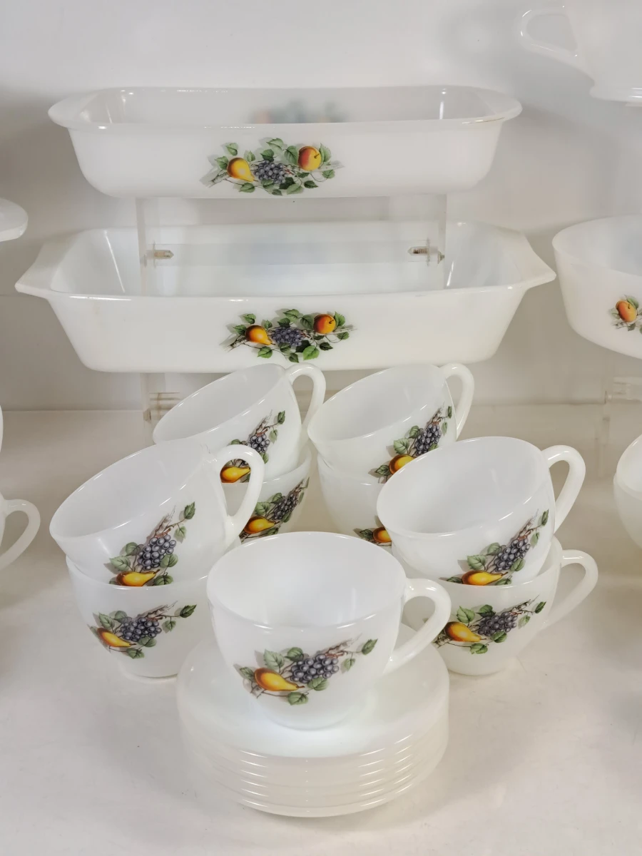 Set Arcopal servies met fruitdecoratie