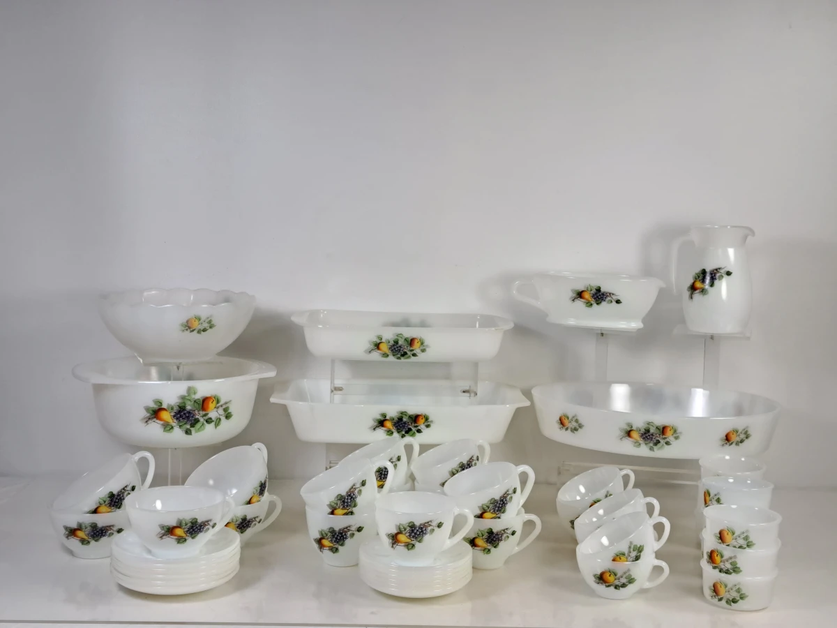 Set Arcopal servies met fruitdecoratie