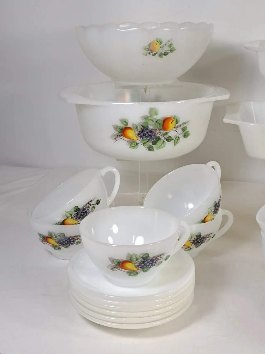 Set Arcopal servies met fruitdecoratie
