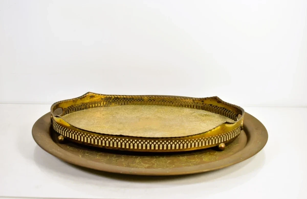 Set van twee gegraveerde messing dienbladen met oosters decor