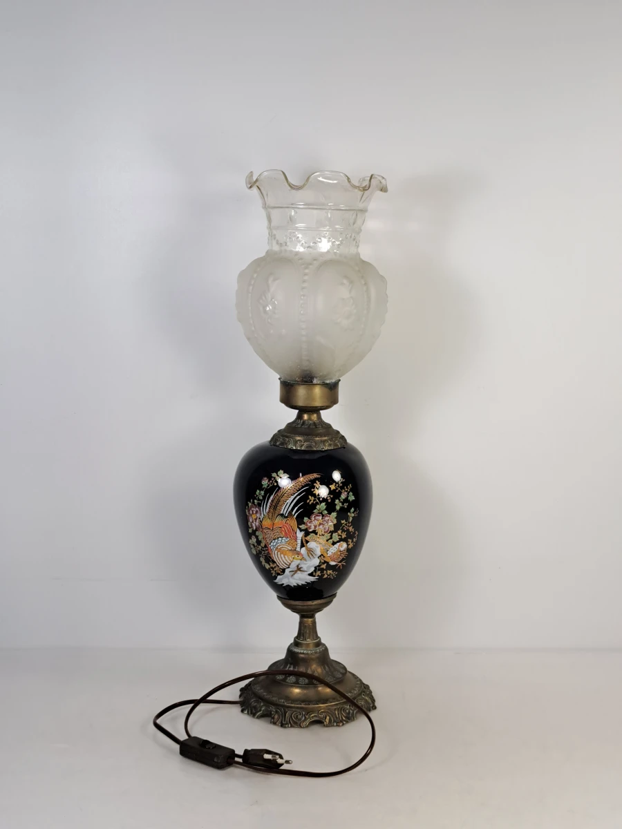 Antieke tafellamp met decoratieve vaas en glazen kap