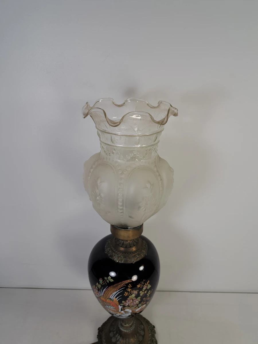 Antieke tafellamp met decoratieve vaas en glazen kap