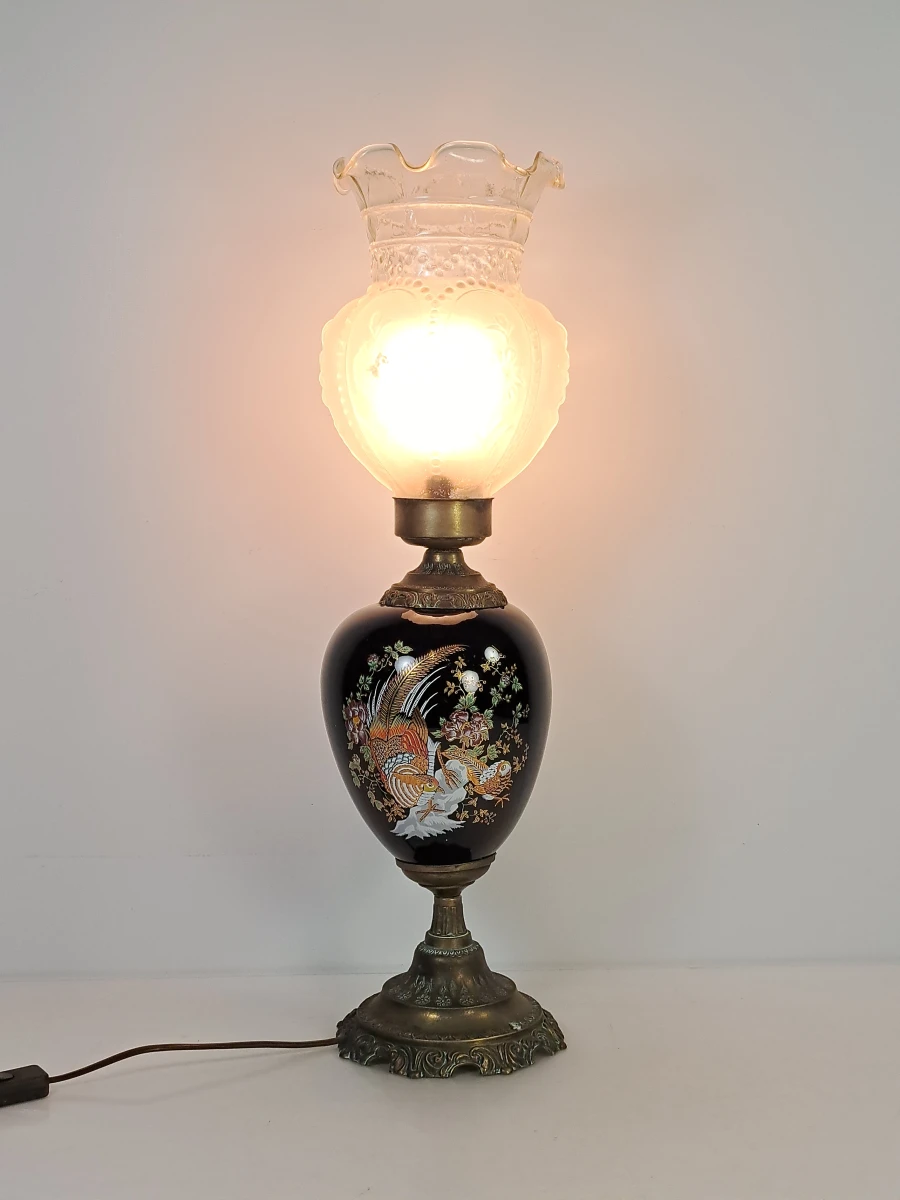 Antieke tafellamp met decoratieve vaas en glazen kap