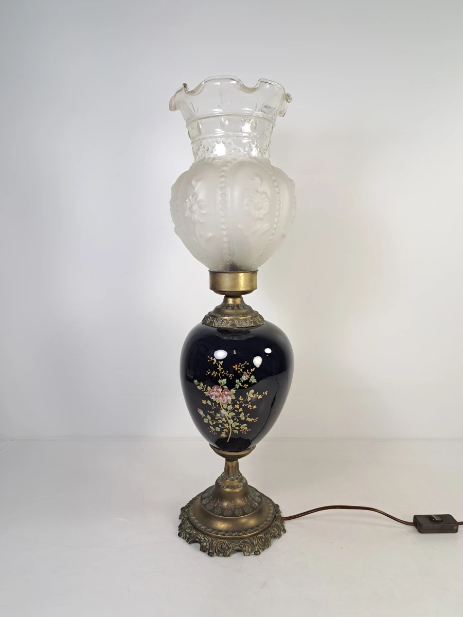 Antieke tafellamp met decoratieve vaas en glazen kap