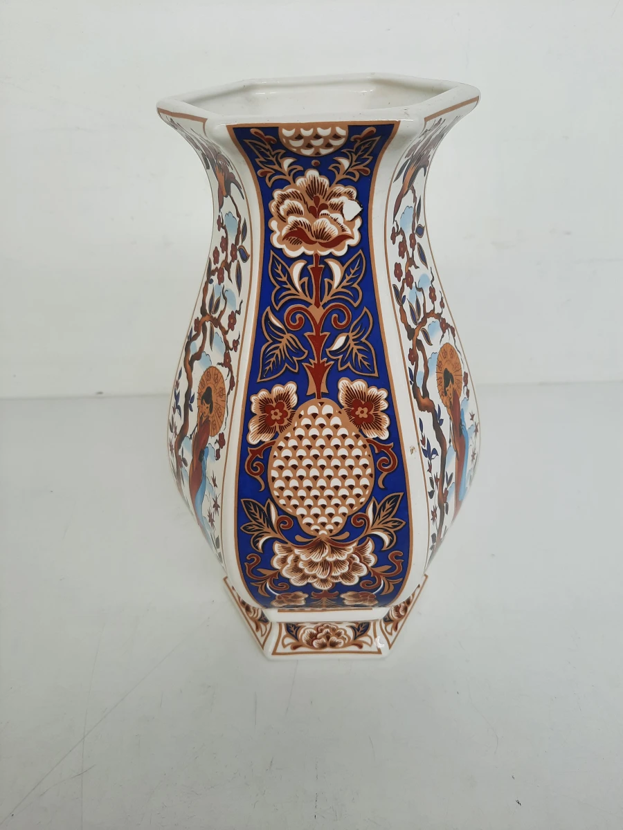 Zeshoekige Porseleinen Vaas in Imari-Stijl met Geisha- en Flora-Decors – Vintage
