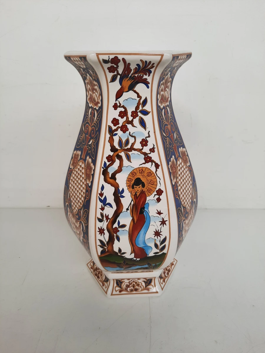 Zeshoekige Porseleinen Vaas in Imari-Stijl met Geisha- en Flora-Decors – Vintage