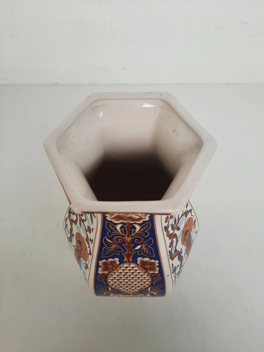 Zeshoekige Porseleinen Vaas in Imari-Stijl met Geisha- en Flora-Decors – Vintage