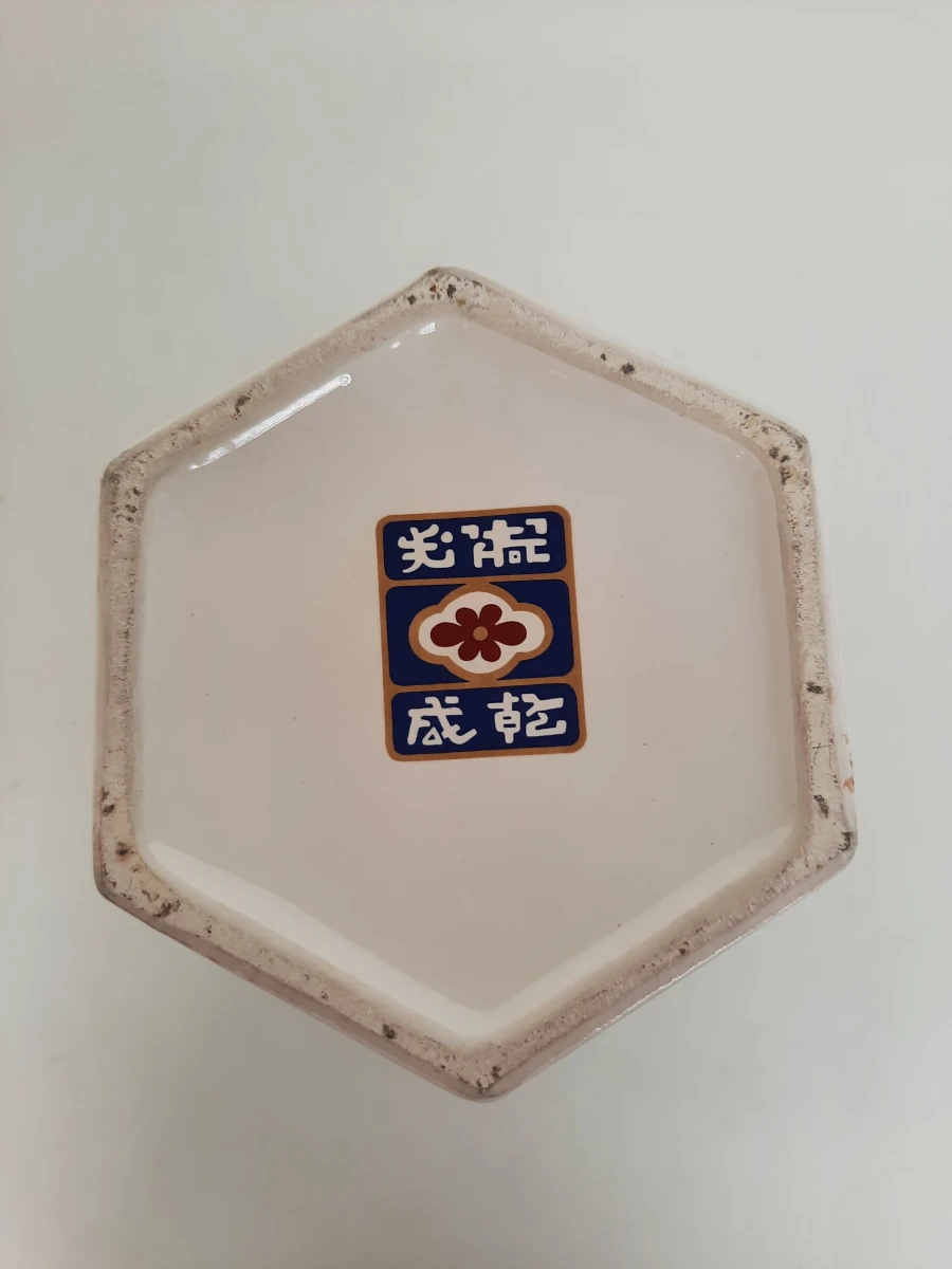 Zeshoekige Porseleinen Vaas in Imari-Stijl met Geisha- en Flora-Decors – Vintage