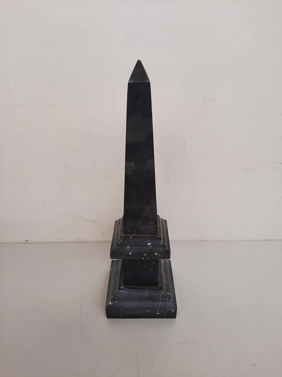 Klassieke Massief Zwart Marmeren Obelisk op Gelaagde Voet – Vintage
