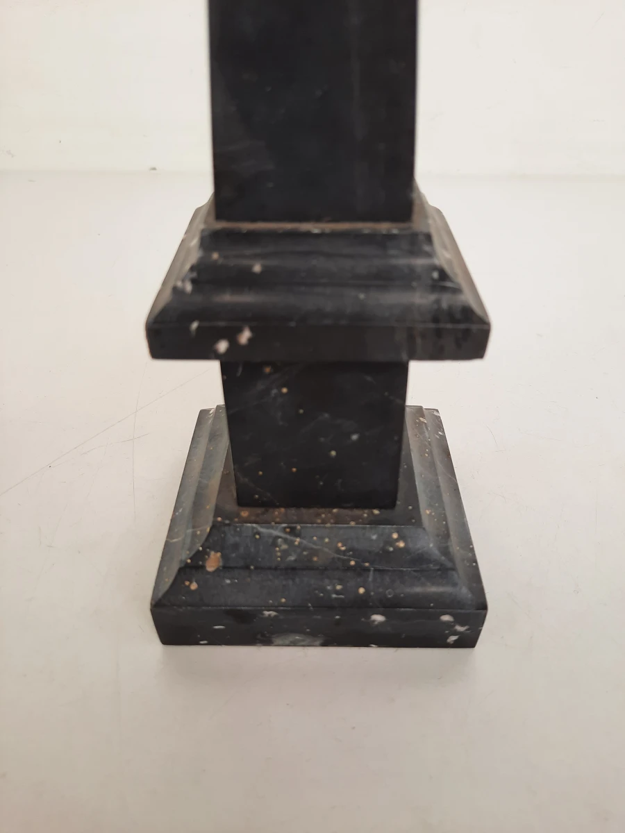 Klassieke Massief Zwart Marmeren Obelisk op Gelaagde Voet – Vintage