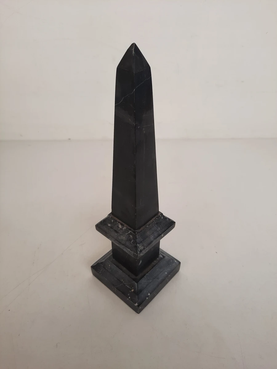 Klassieke Massief Zwart Marmeren Obelisk op Gelaagde Voet – Vintage