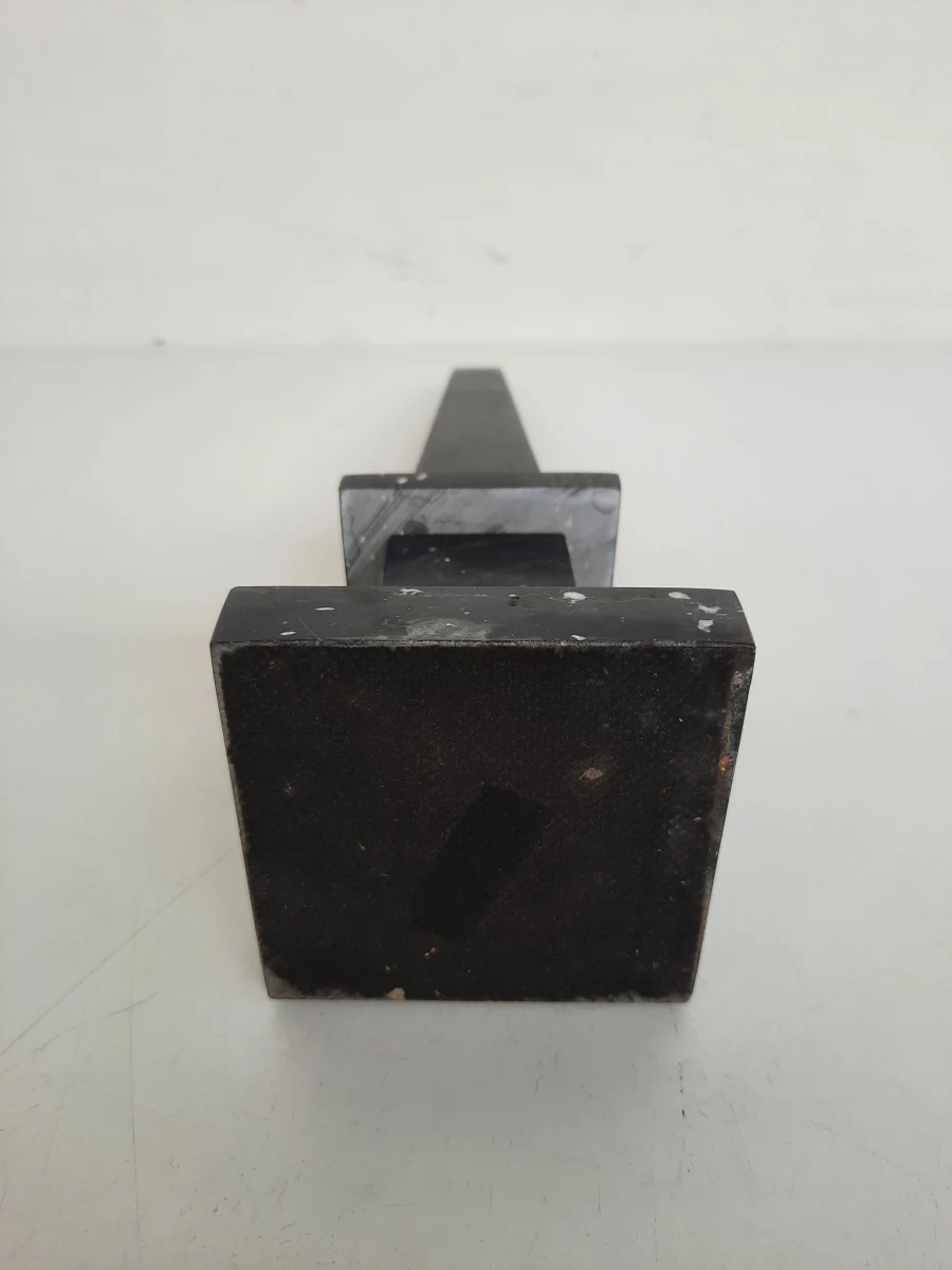Klassieke Massief Zwart Marmeren Obelisk op Gelaagde Voet – Vintage