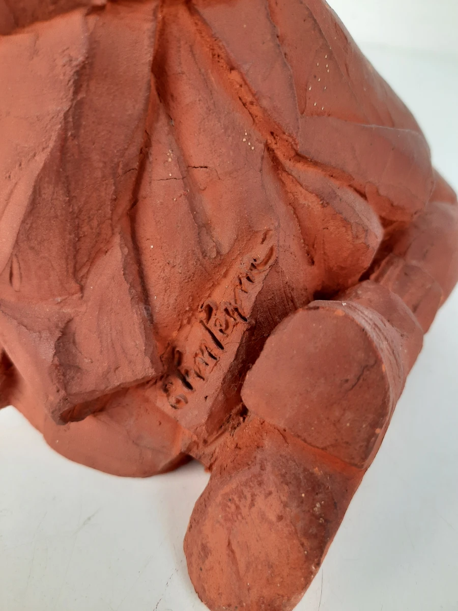 Vintage Terracotta Sculptuur – Knielend Meisje met Pop – Gesigneerd "Malcorps"