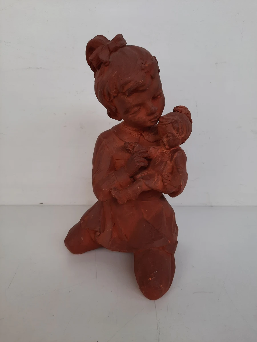 Vintage Terracotta Sculptuur – Knielend Meisje met Pop – Gesigneerd "Malcorps"