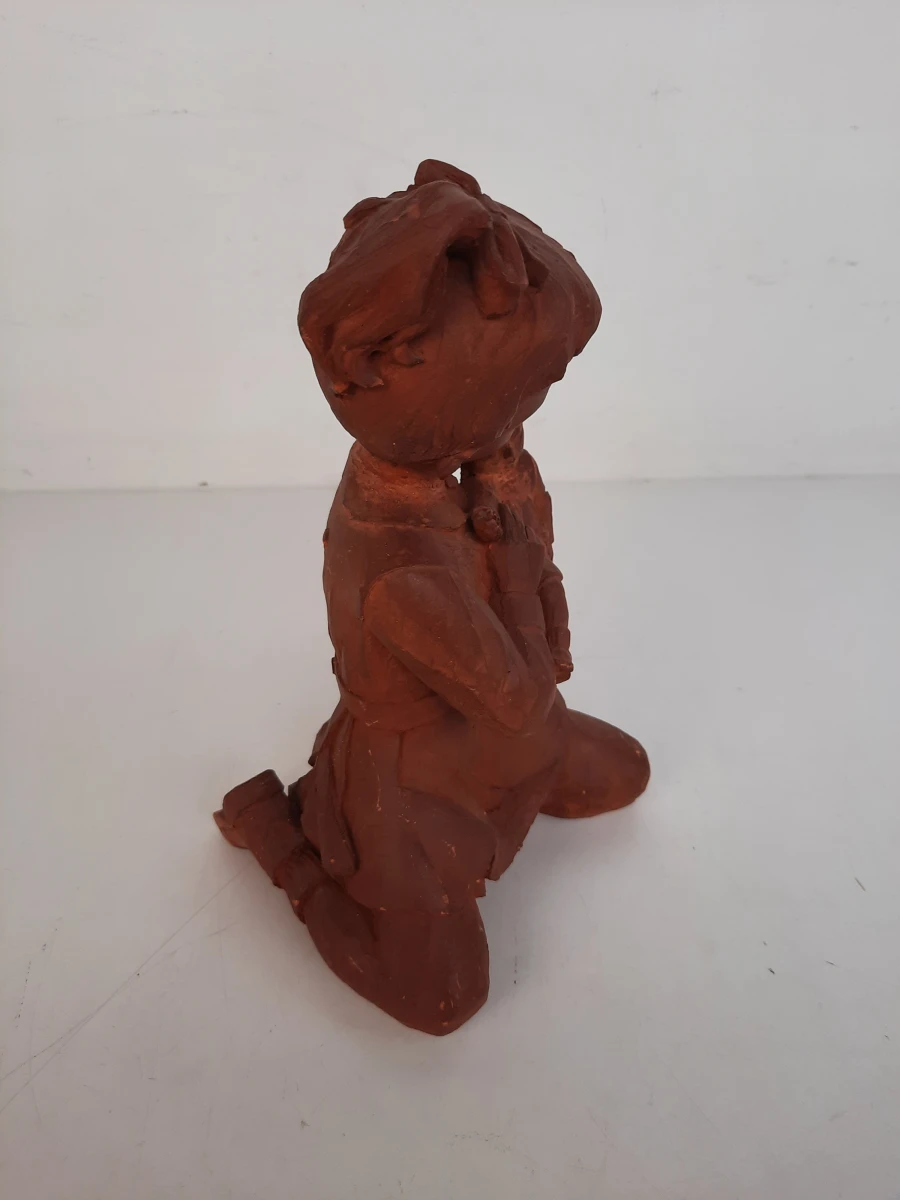 Vintage Terracotta Sculptuur – Knielend Meisje met Pop – Gesigneerd "Malcorps"