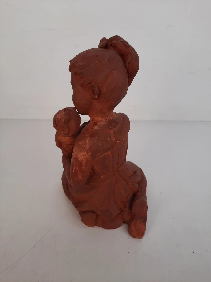 Vintage Terracotta Sculptuur – Knielend Meisje met Pop – Gesigneerd "Malcorps"