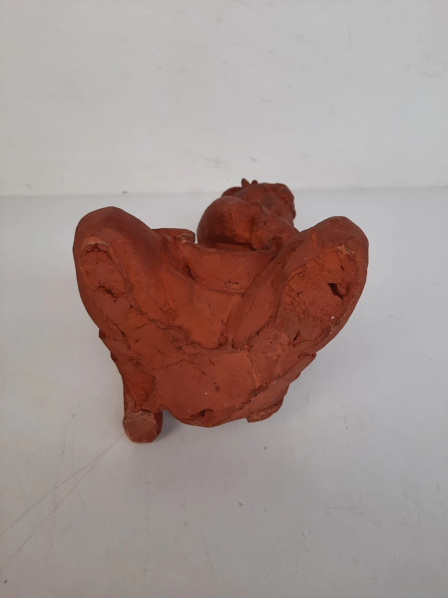 Vintage Terracotta Sculptuur – Knielend Meisje met Pop – Gesigneerd "Malcorps"