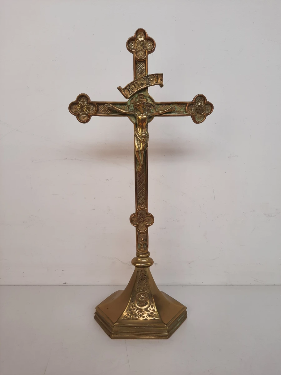 Antiek Neogotisch Altaarkruis / Staand Kruisbeeld – Geelkopere/Messing – Frankrijk/België, ca. 1900