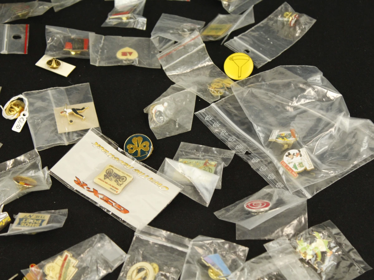 Verzameling 100 pin badges in zakjes