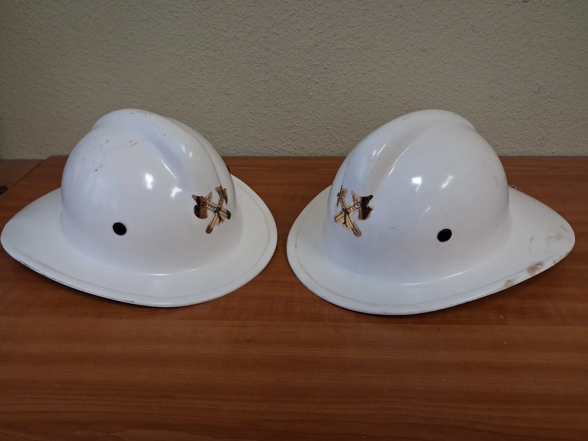 2 Brandweerhelmen