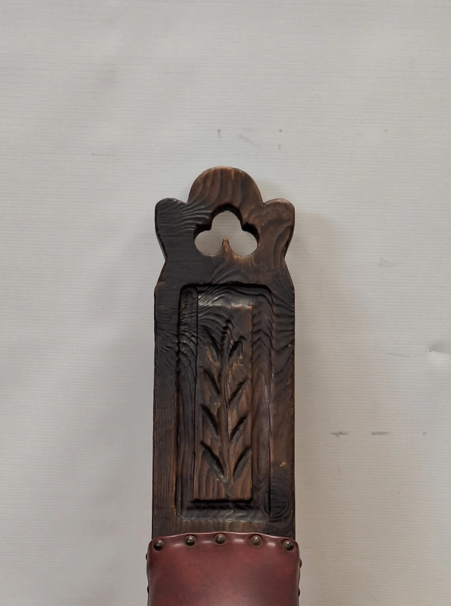 Spaanse brutalistische kraamstoel - Handgesneden hout en lederlook