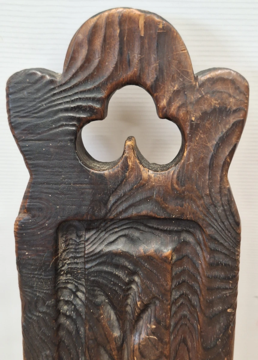 Spaanse brutalistische kraamstoel - Handgesneden hout en lederlook