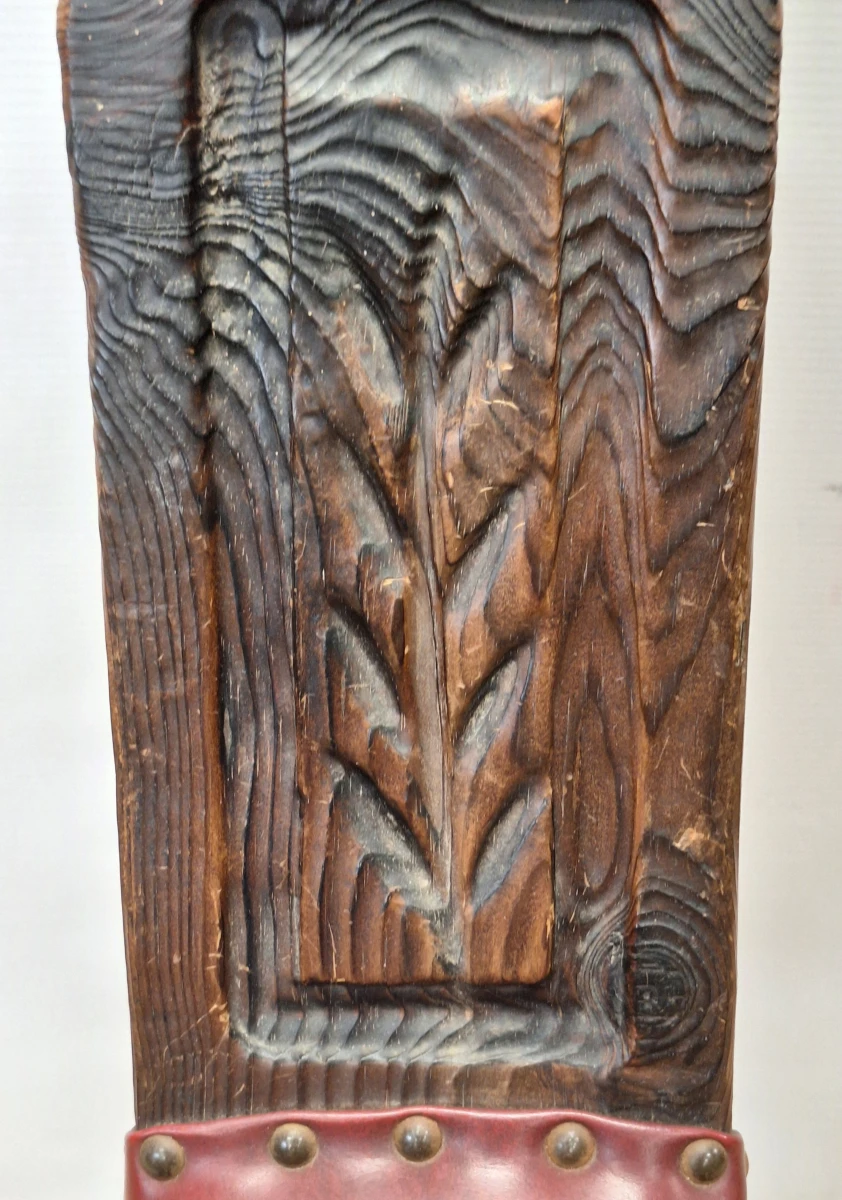 Spaanse brutalistische kraamstoel - Handgesneden hout en lederlook