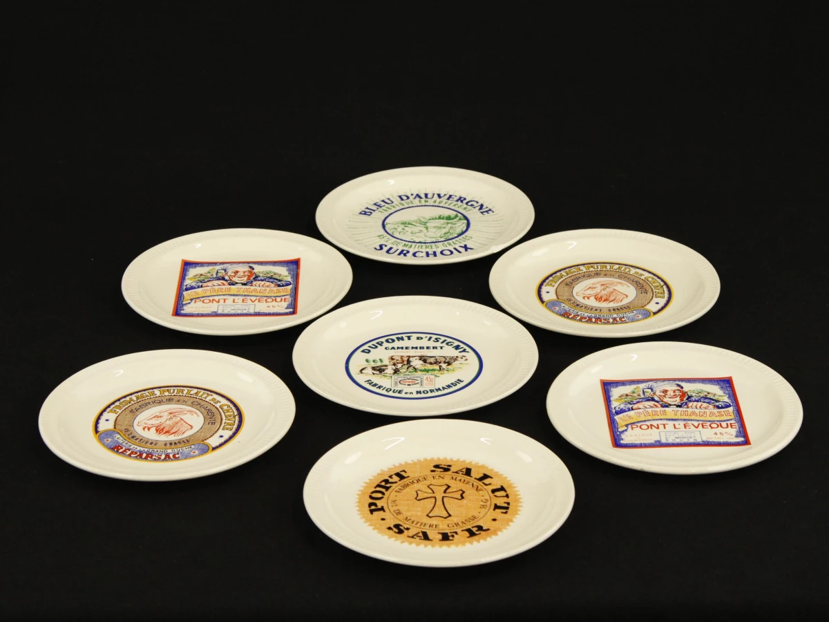Set van 7 vintage Franse kaasbordjes