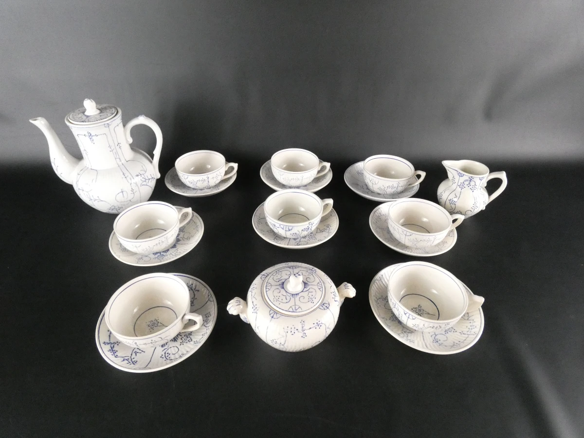 Vintage Boch La Louvière servies met blauw decor(57 stuks)