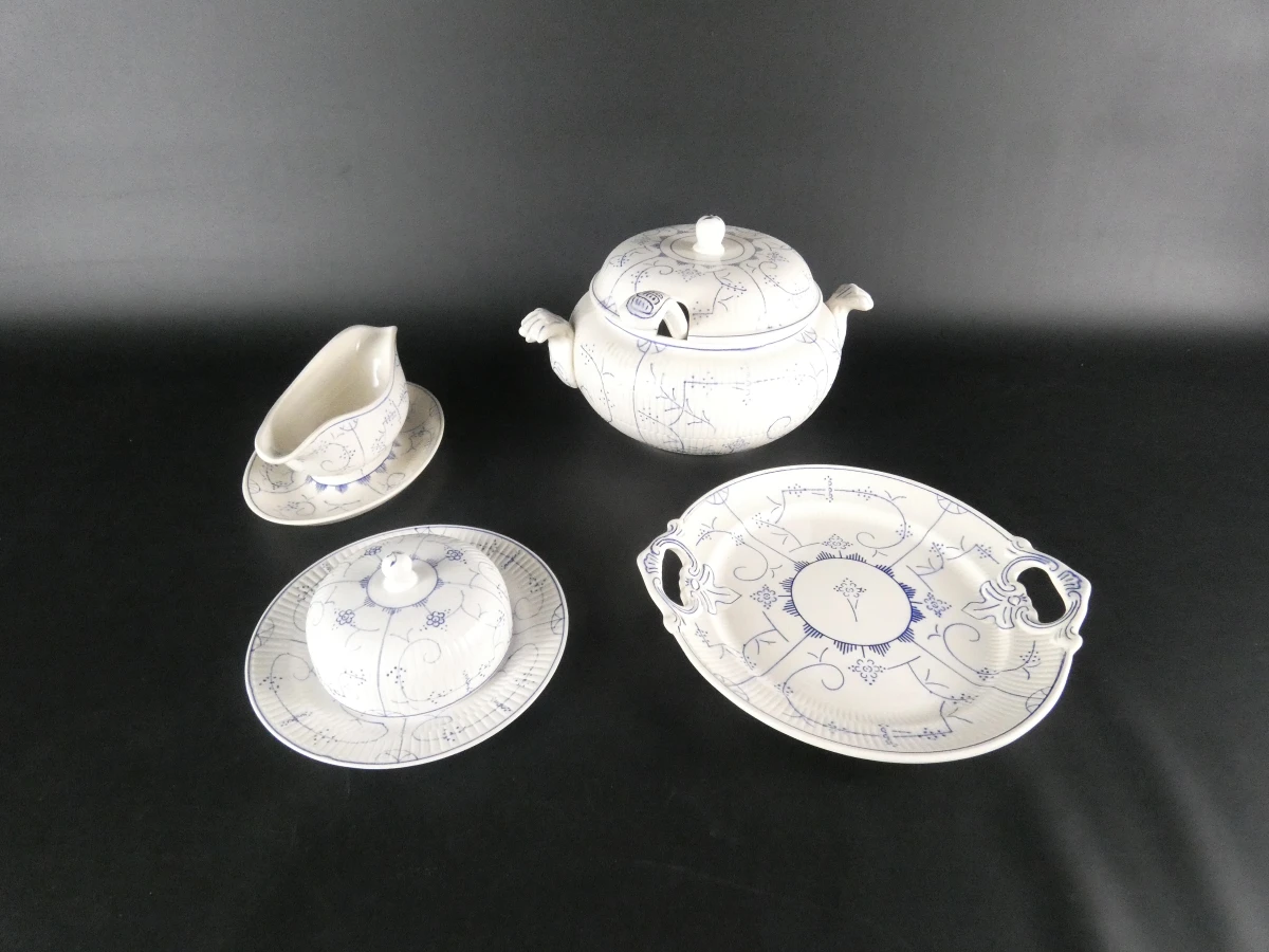 Vintage Boch La Louvière servies met blauw decor(57 stuks)