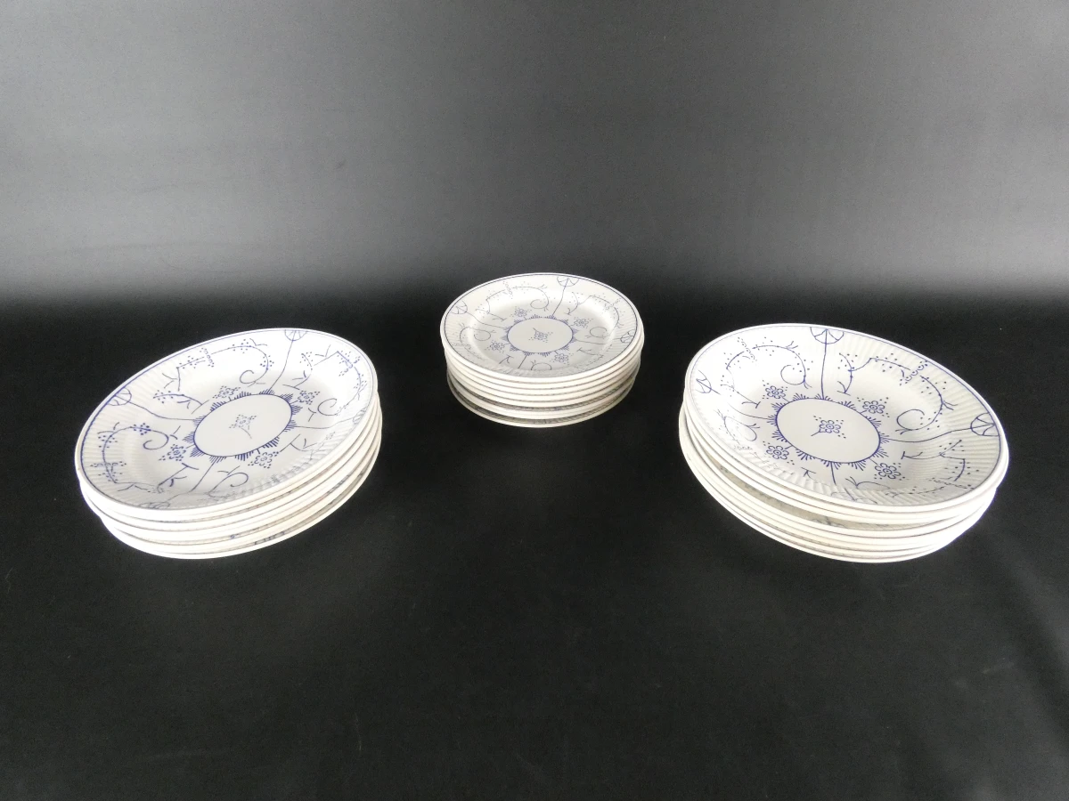 Vintage Boch La Louvière servies met blauw decor(57 stuks)