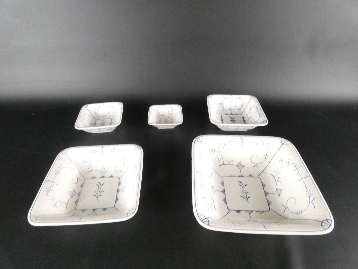 Vintage Boch La Louvière servies met blauw decor(57 stuks)