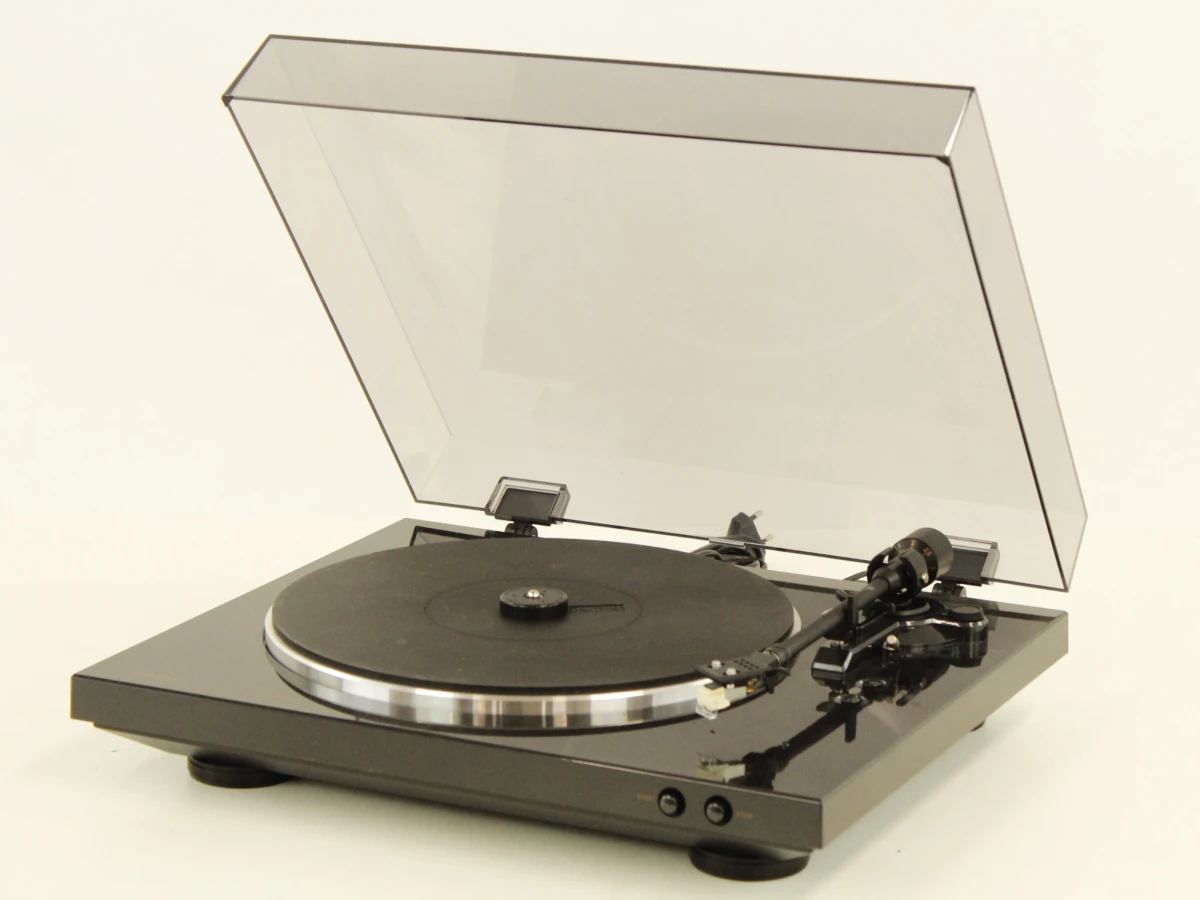 Draaitafel platenspeler Denon DP-300F met stofkap