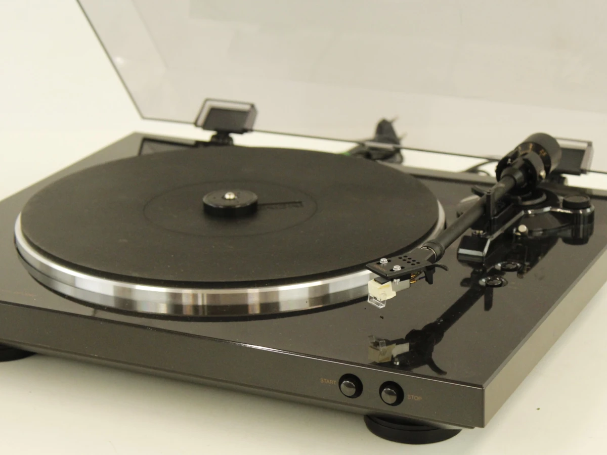 Draaitafel platenspeler Denon DP-300F met stofkap