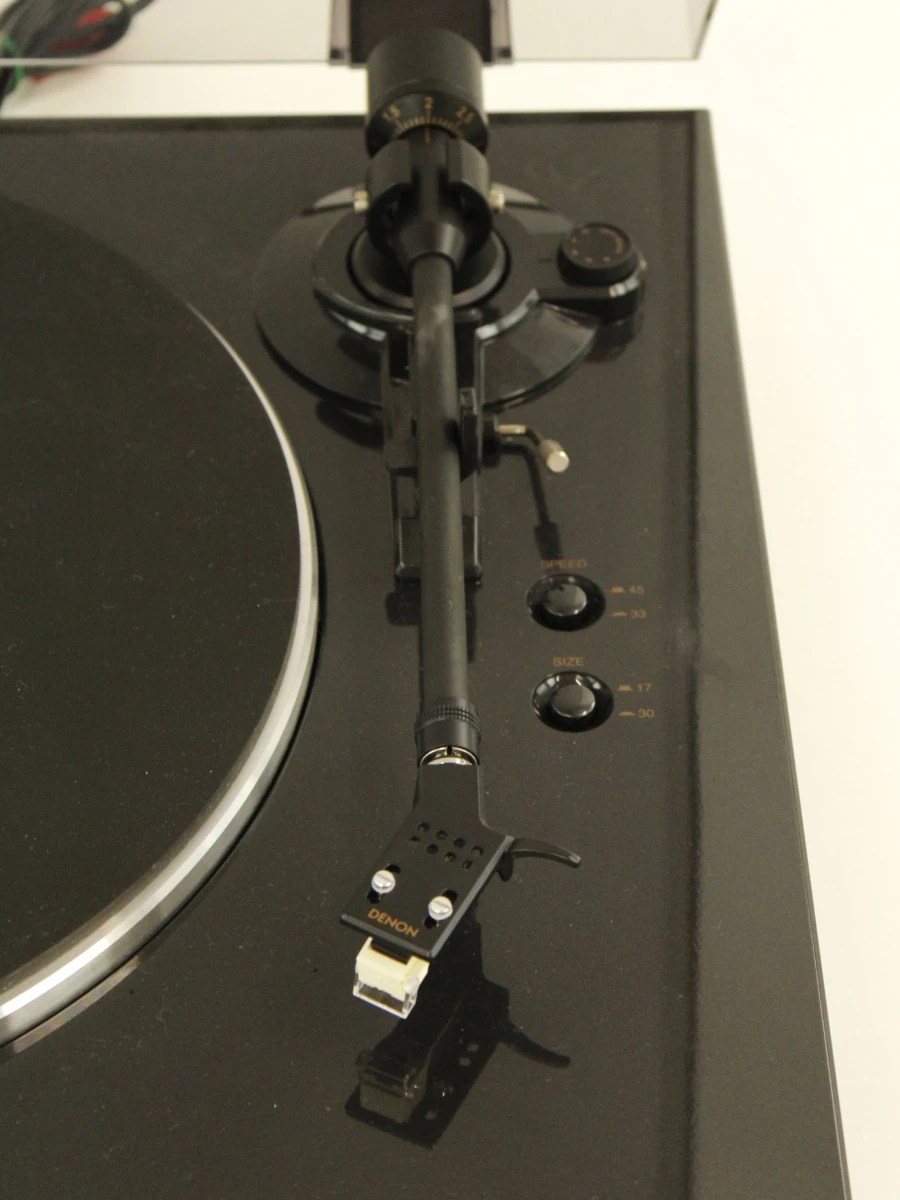 Draaitafel platenspeler Denon DP-300F met stofkap