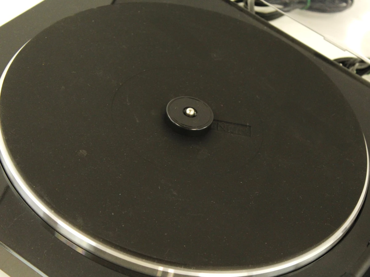 Draaitafel platenspeler Denon DP-300F met stofkap