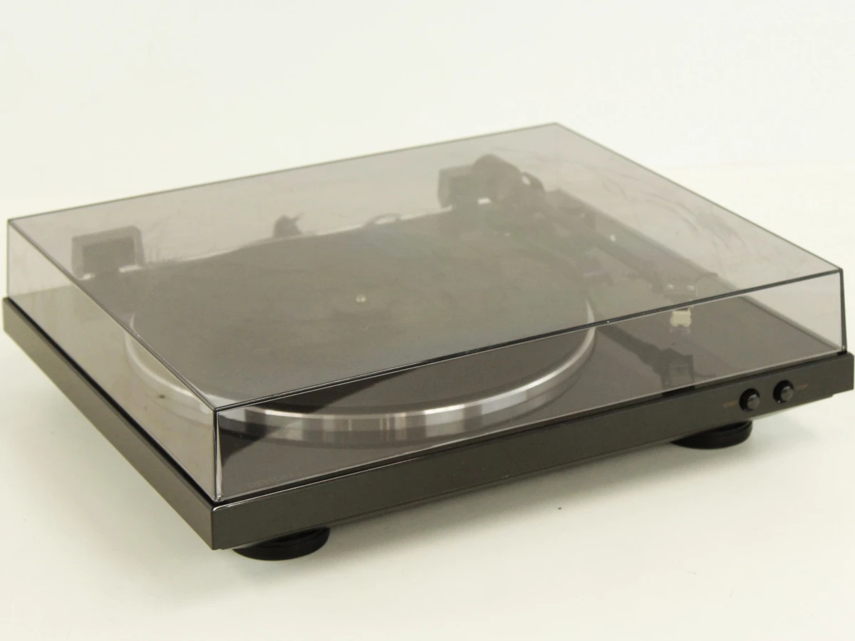Draaitafel platenspeler Denon DP-300F met stofkap