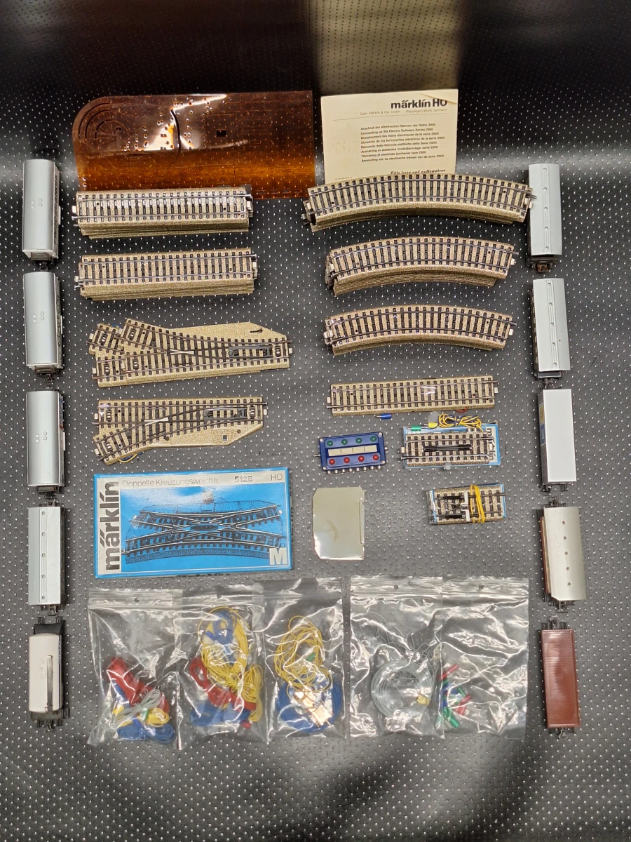 Uitgebreid Märklin H0 modeltreinlot - M-Rails, elektrische wissels, wagons en accessoires