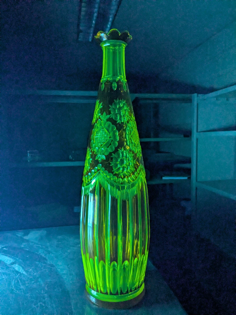 Decoratieve uranium vaas met bloemmotief