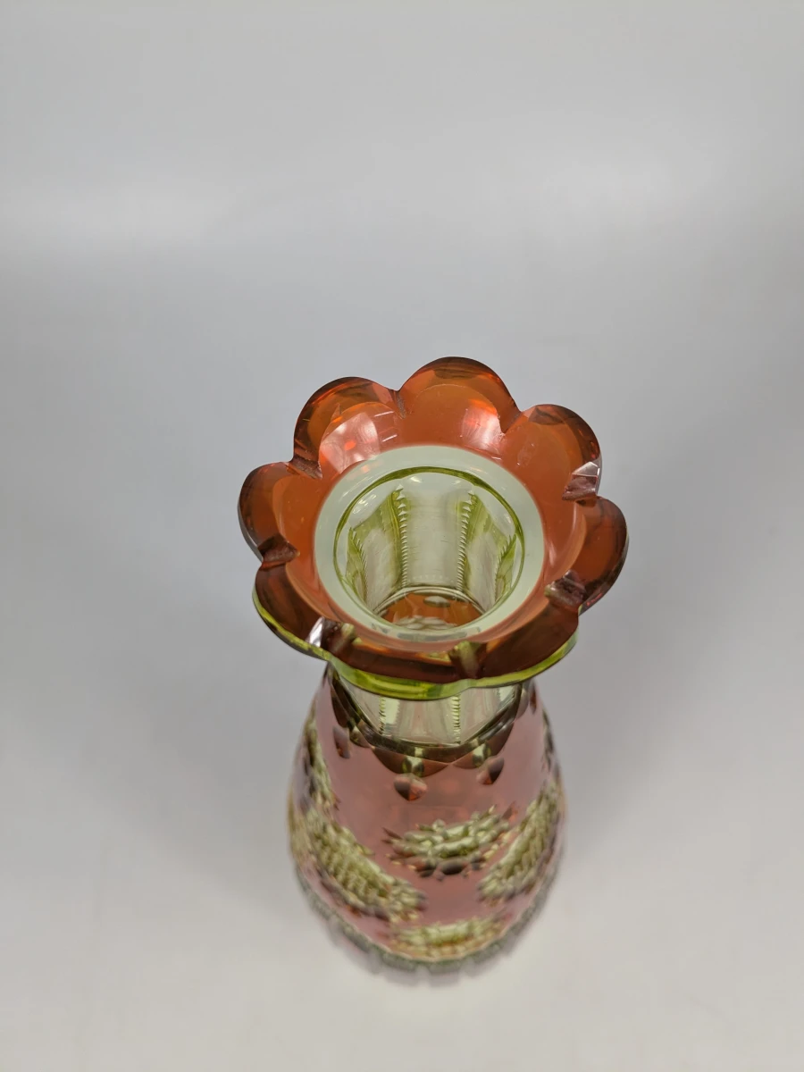 Decoratieve uranium vaas met bloemmotief