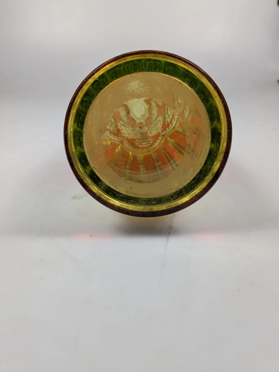 Decoratieve uranium vaas met bloemmotief