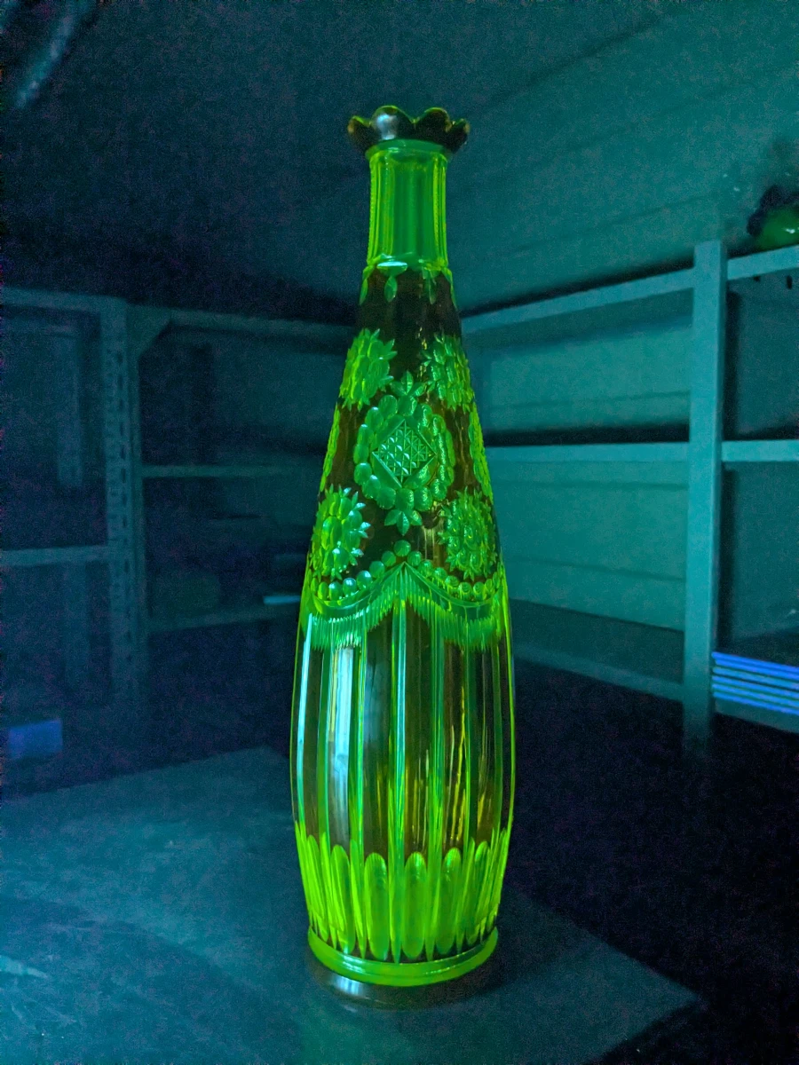 Decoratieve uranium vaas met bloemmotief