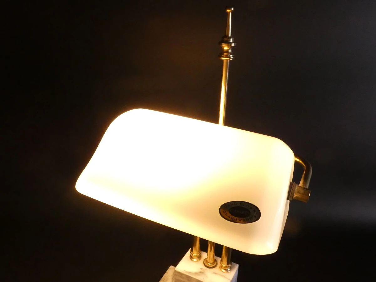 Vintage bureaulamp met marmeren voet en glazen kap