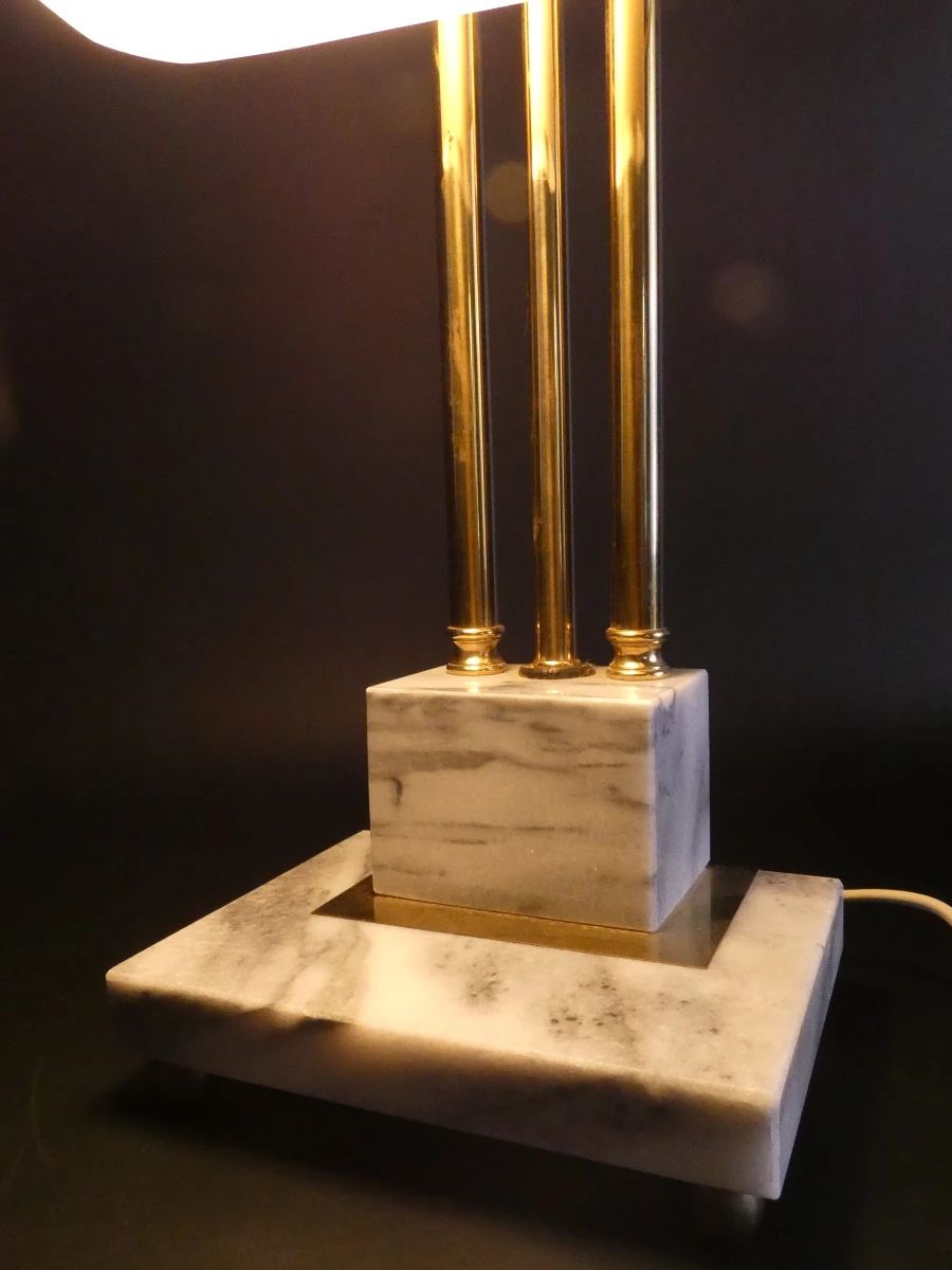 Vintage bureaulamp met marmeren voet en glazen kap