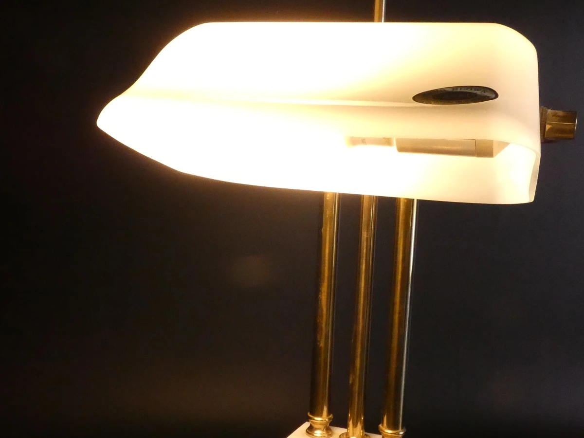 Vintage bureaulamp met marmeren voet en glazen kap