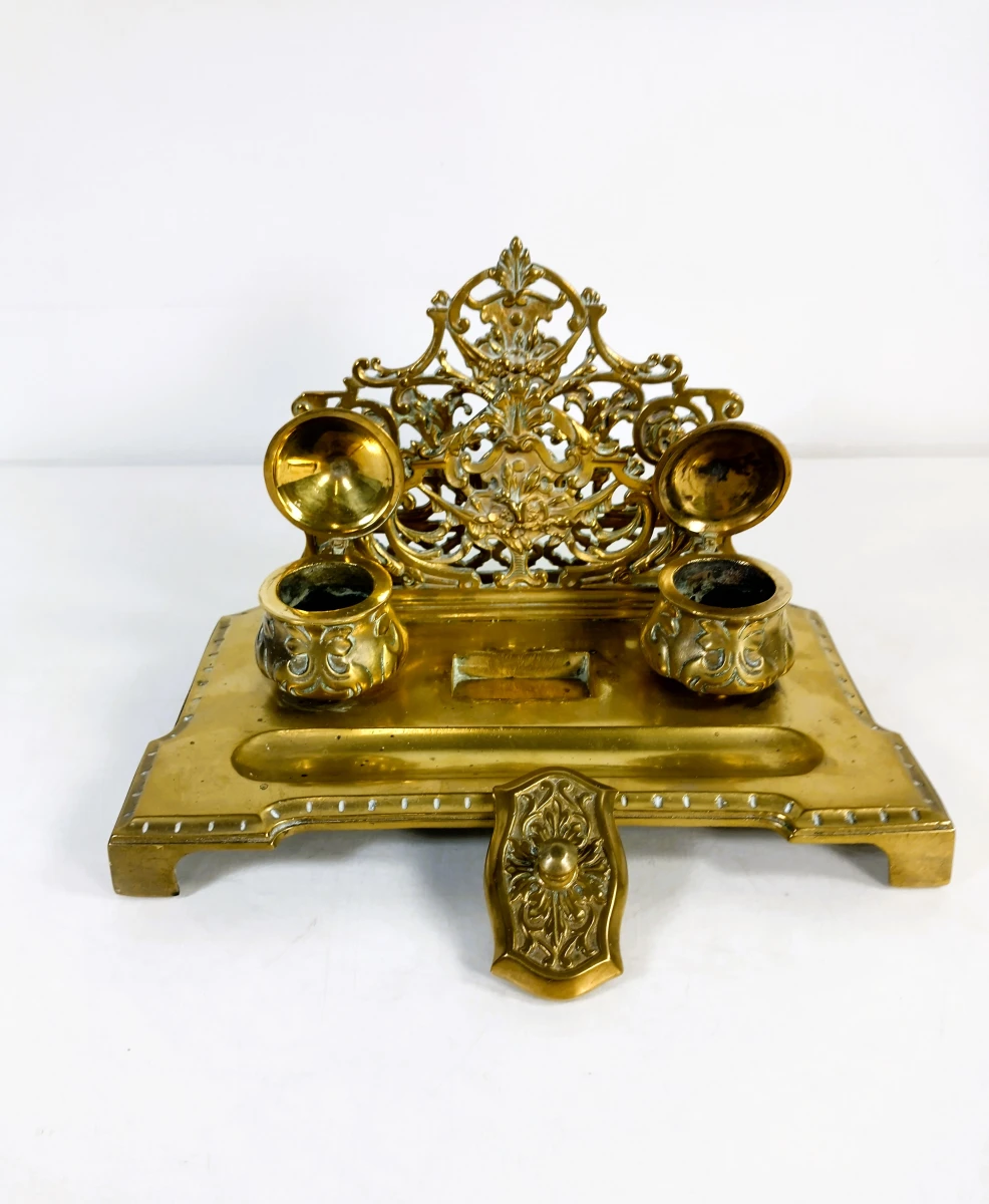 Decoratief antiek inktstel in gegoten messing met Art Nouveau motieven